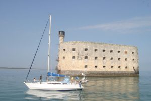 Voilier_navigant_devant_Fort_Boyard - Locations de vacances Conciergerie 1936